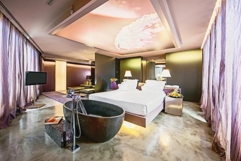 Suite de lujo con bañera exenta de piedra y cama doble en The Vine Hotel