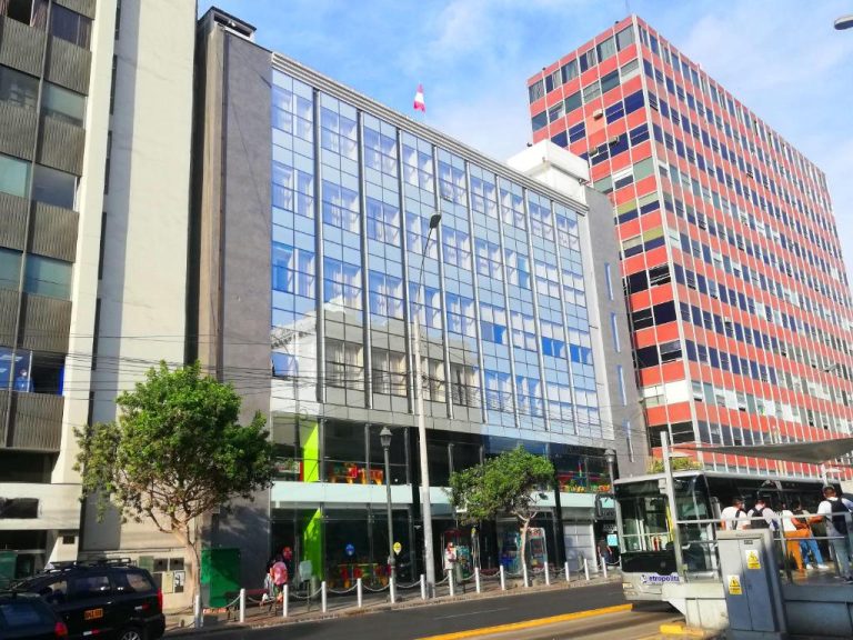 Fachada exterior del Hotel Diamond Lima con edificio de cristal y torre roja en el centro de Lima