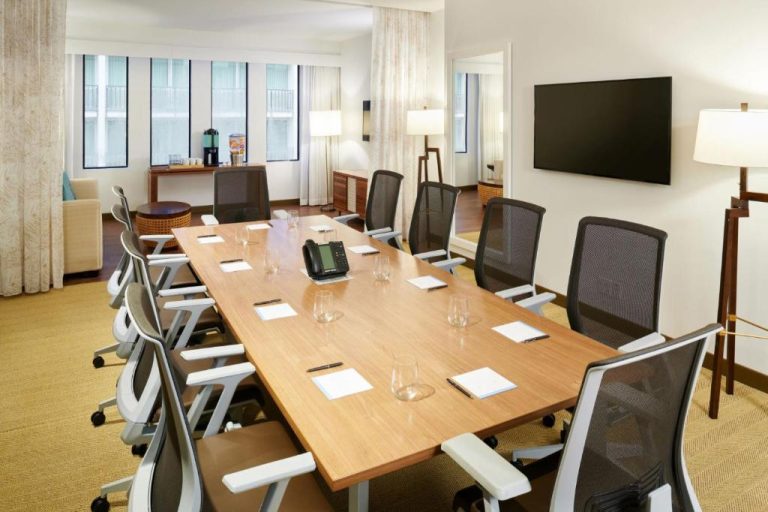 Sala de reuniones con mesa de conferencias y pantalla TV en Hyatt Centric Waikiki Beach