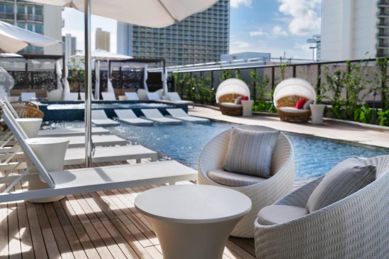 Terraza piscina con tumbonas y sillones de lujo en el Hyatt Centric Waikiki Beach
