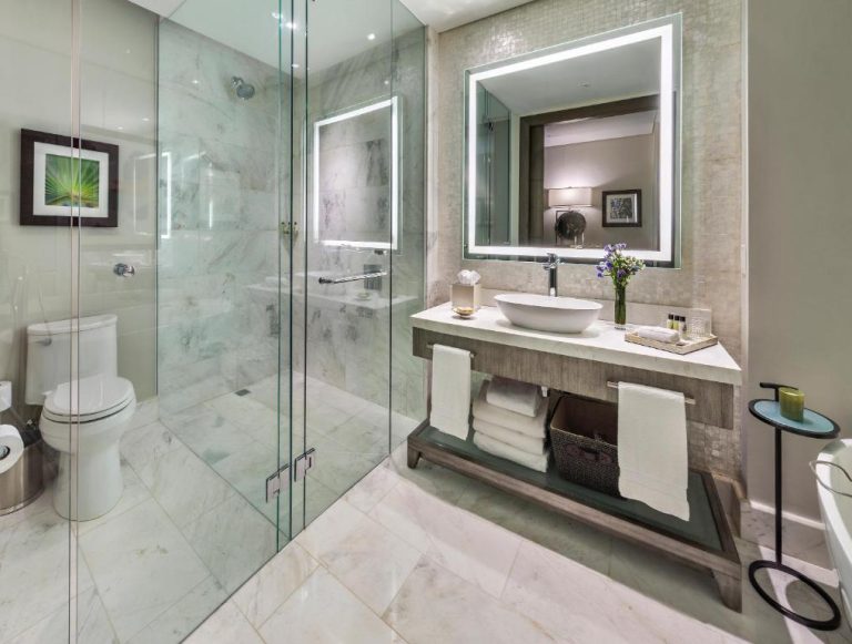 Baño de lujo con ducha de vidrio y mármol blanco en el InterContinental Real Santo Domingo