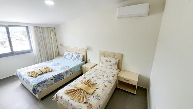 Habitación triple con dos camas y aire acondicionado en Ressa Apart, decoración moderna y luminosa