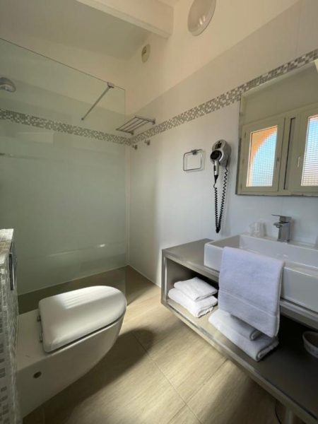 Baño moderno con ducha acristalada y lavabo empotrado en el Hôtel L'Escale Côté Port
