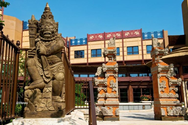 Estatua guardiana balinesa en la entrada del Disney Explorers Lodge con decoración asiática y templo