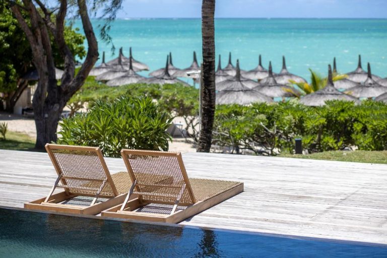Tumbonas junto a piscina privada con vistas a la playa turquesa en Lagoon Attitude Adults Only