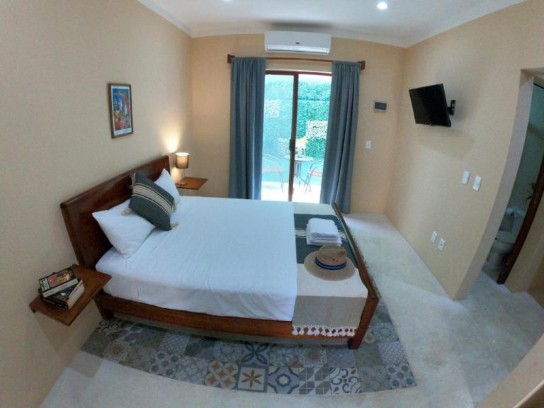 Habitación doble con cama matrimonial, terraza exterior y aire acondicionado en Casa Xanath
