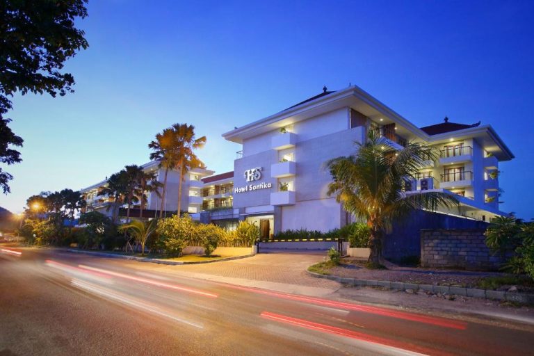 Fachada exterior iluminada del Hotel Santika Siligita Nusa Dua en Bali al anochecer