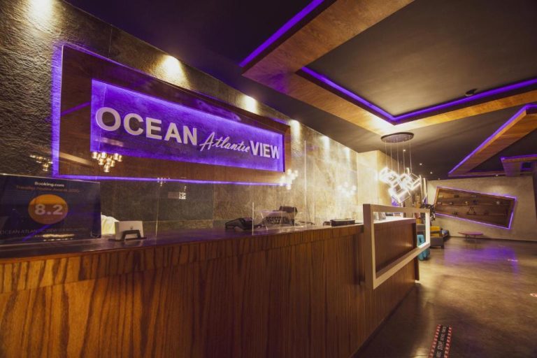 Recepción moderna con iluminación púrpura del Ocean Atlantic View Ex Bo Hotel