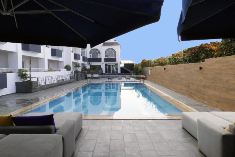 Piscina exterior con tumbonas y sombrillas del Hotel Ocean Atlantic View en Marruecos
