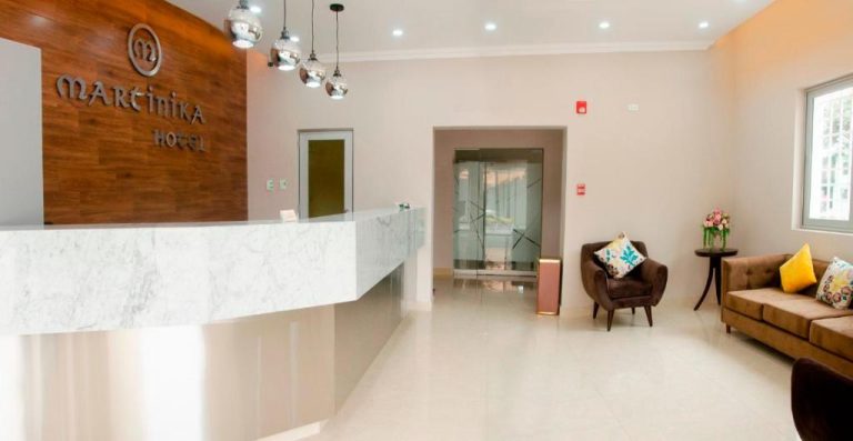 Recepción moderna con mostrador de mármol y zona de espera del Hotel Martinika