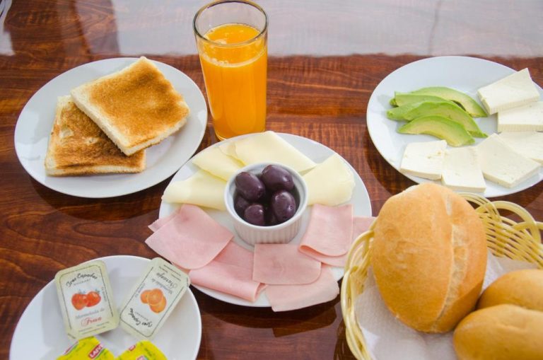 Desayuno completo en Hotel Martinika con tostadas, jamón, queso, aguacate, aceitunas y zumo de naranja