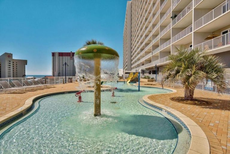Piscina infantil con fuente champiñón y zona acuática del Laketown Wharf Resort en Panama City Beach