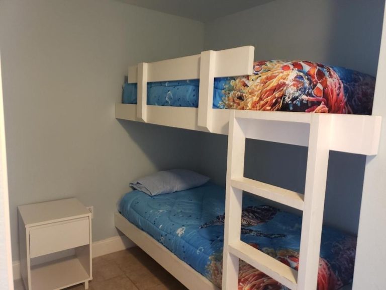 Habitación con literas temáticas marinas en Laketown Wharf Resort, ideal para familias con niños