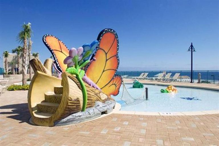 Piscina infantil temática con escultura de mariposa y tobogán en Laketown Wharf Resort