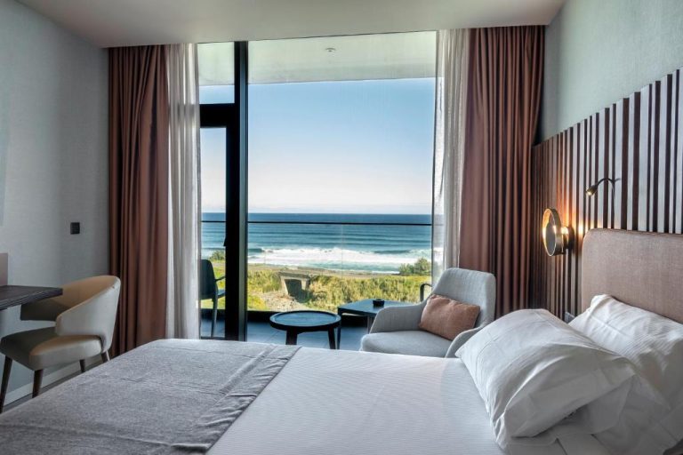 Habitación doble con cama king y vistas panorámicas al mar en Hotel Verde Mar & SPA