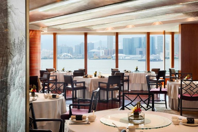 Restaurante del Four Seasons Hotel Hong Kong con vistas panorámicas a la bahía de Victoria Harbour