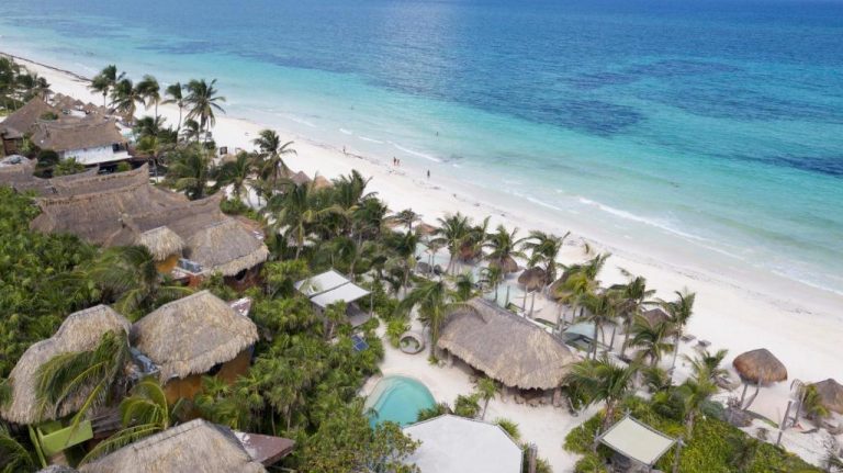 Vista aérea del hotel Sueños Tulum con cabañas de palapa, piscina y playa caribeña de arena blanca