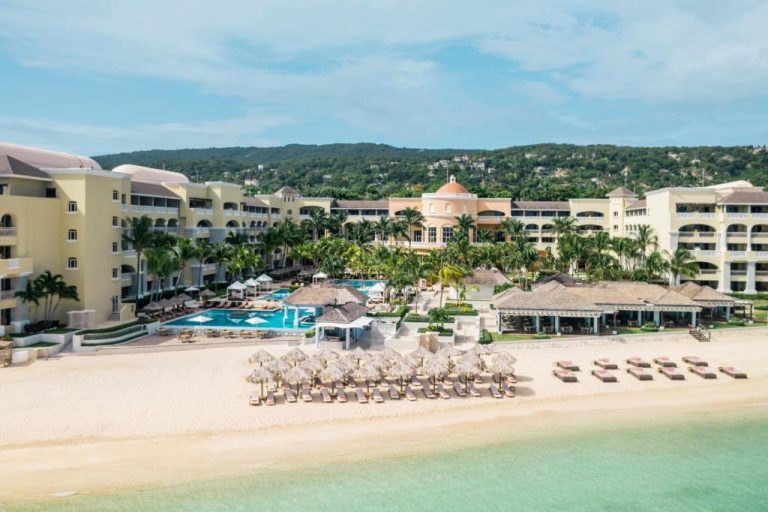 Vista aérea del resort JOIA Rose Hall by Iberostar con playa privada, piscina exterior y palmeras en Jamaica