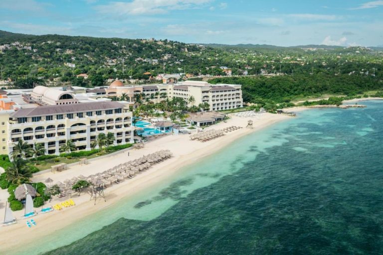Vista aérea de la playa privada y resort JOIA Rose Hall by Iberostar en Jamaica con tumbonas