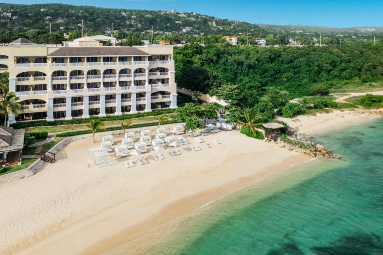 Vista aérea de la playa privada y tumbonas del JOIA Rose Hall by Iberostar Adults Only en Jamaica