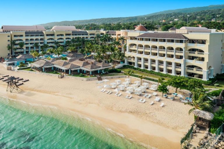 Vista aérea de la playa privada con tumbonas del JOIA Rose Hall by Iberostar Adults Only en Jamaica