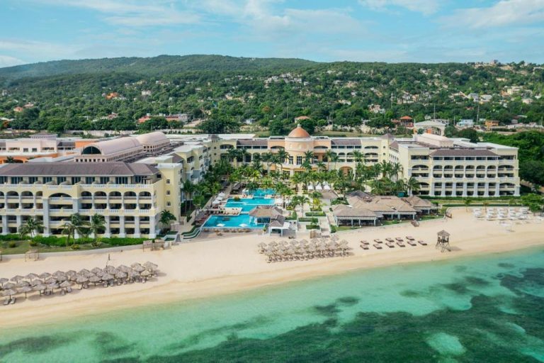 Vista aérea del JOIA Rose Hall by Iberostar con piscina exterior y playa privada en Jamaica