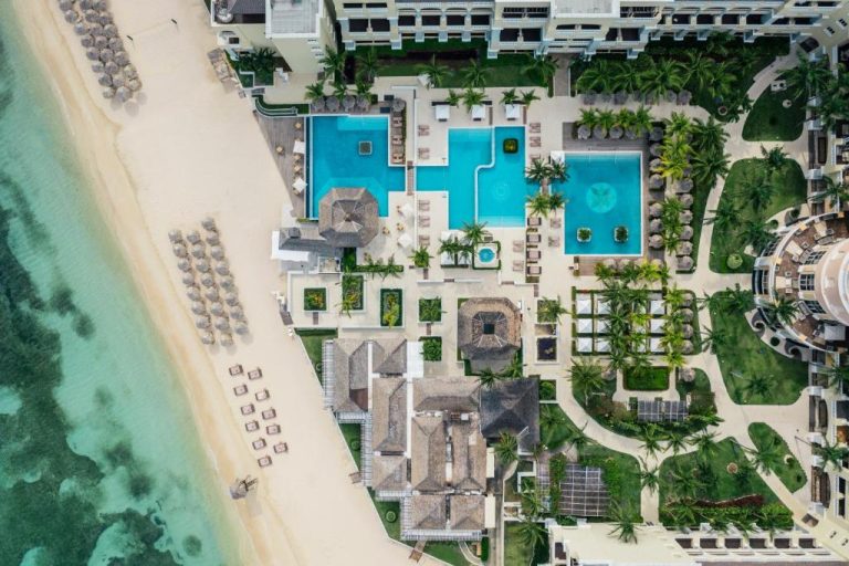 Vista aérea de las piscinas exteriores y playa del JOIA Rose Hall by Iberostar Adults Only Resort