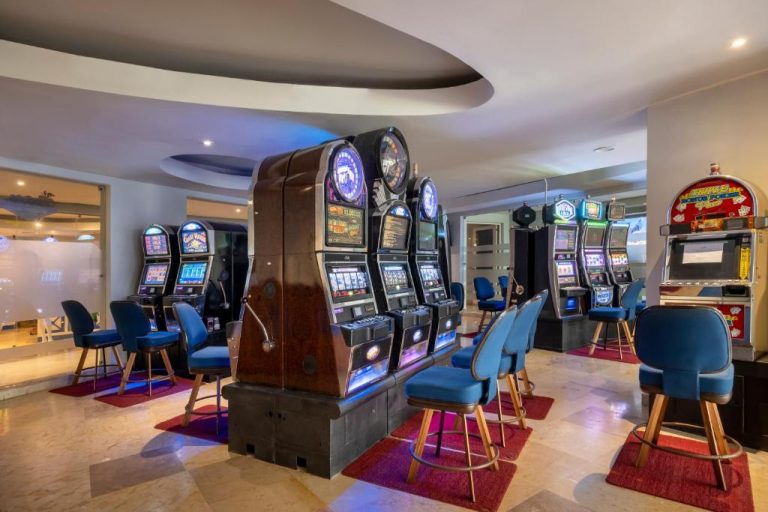 Sala de máquinas tragamonedas y casino del resort JOIA Rose Hall by Iberostar Adults Only Jamaica