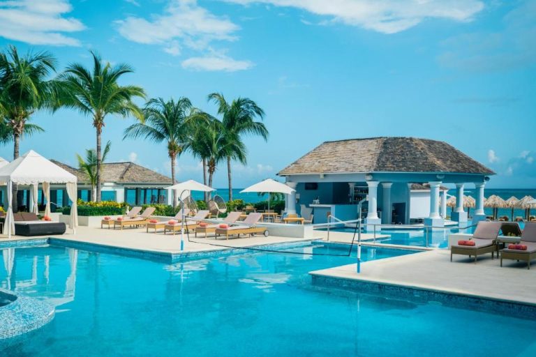 Piscina exterior con swim-up bar y tumbonas del JOIA Rose Hall by Iberostar Adults Only Jamaica