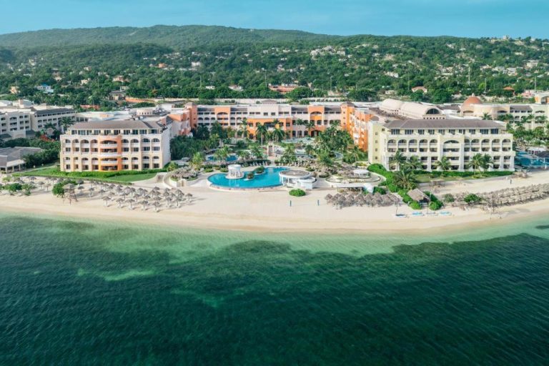 Vista aérea de la piscina y playa privada del Iberostar Selection Rose Hall Suites All Inclusive en Jamaica