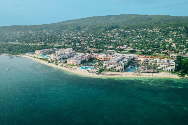 Vista aérea del Iberostar Selection Rose Hall Suites con playa, piscinas y mar turquesa en Jamaica
