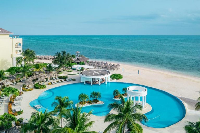 Piscina exterior con gazebo y playa del Iberostar Selection Rose Hall Suites All Inclusive en Jamaica