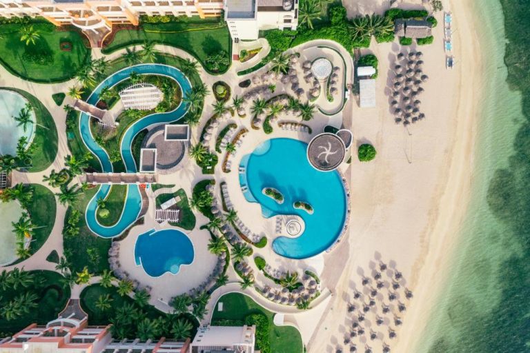 Vista aérea de las piscinas y playa del Iberostar Selection Rose Hall Suites All Inclusive en Jamaica