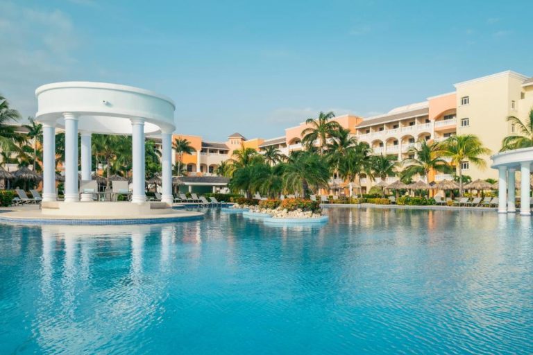 Piscina exterior con gazebo colonial y palmeras del Iberostar Selection Rose Hall Suites en Jamaica