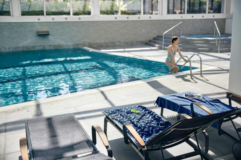 Piscina interior climatizada con tumbonas y zona jacuzzi del TUI BLUE Grand Azur