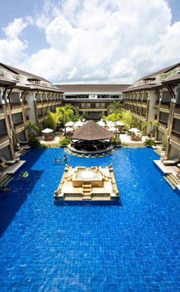 Vista aérea de la gran piscina exterior del Henann Regency Resort and Spa con bar central