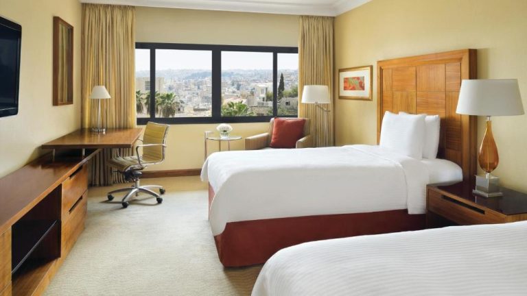 Habitación doble con dos camas y vistas panorámicas a la ciudad en InterContinental Amman Jordan