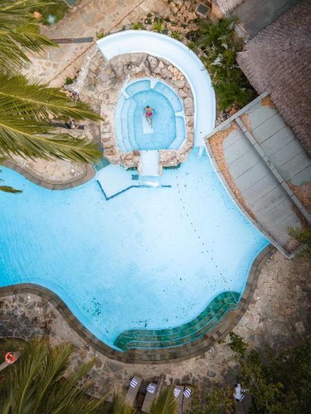 Vista aérea de la piscina exterior con jacuzzi y rocas naturales del Severin Sea Lodge en Kenia