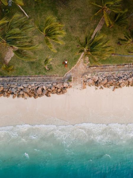 Vista aérea de la playa y jardines con palmeras del Severin Sea Lodge frente al mar turquesa