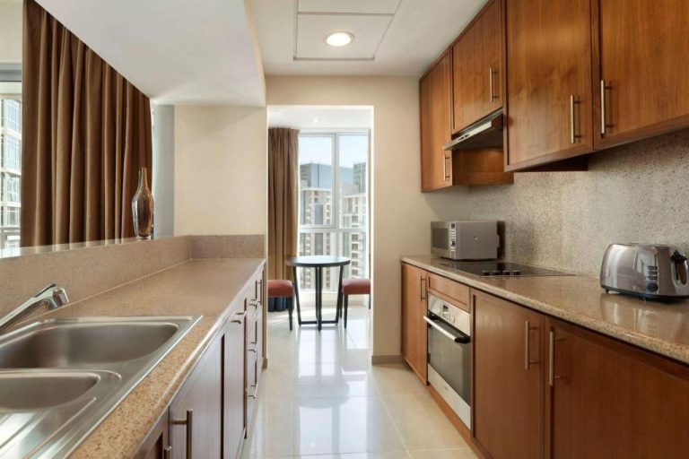 Cocina totalmente equipada con encimera, horno y microondas en Ramada by Wyndham Downtown Dubai