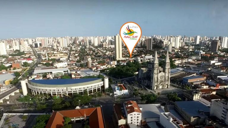 Vista aérea de Refúgio Pousada Fortaleza con catedral gótica y mercado central de la ciudad
