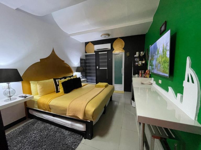Habitación temática árabe con cama dorada y paredes verdes en Italy Condotel Darasa