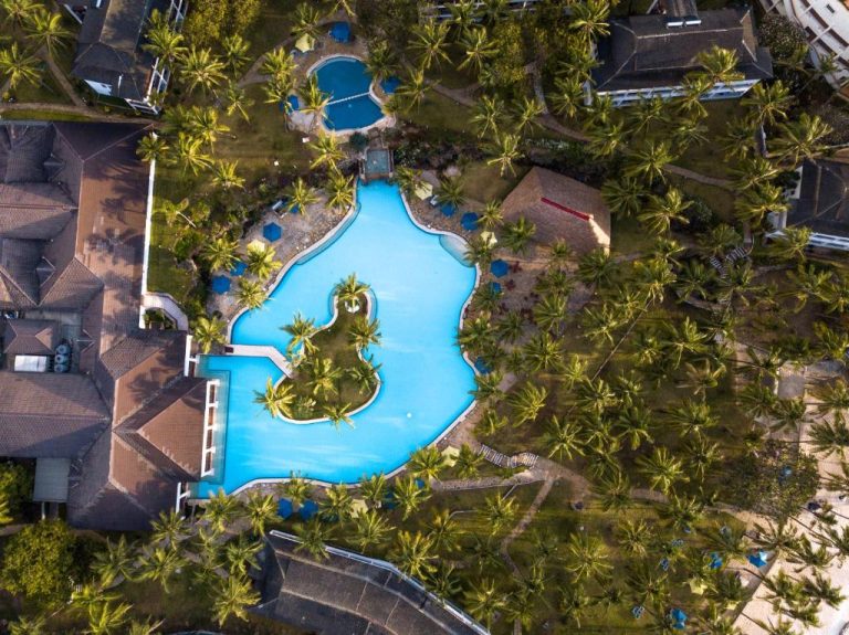 Vista aérea de la piscina laguna rodeada de palmeras del PrideInn Flamingo Beach Resort & Spa Mombasa