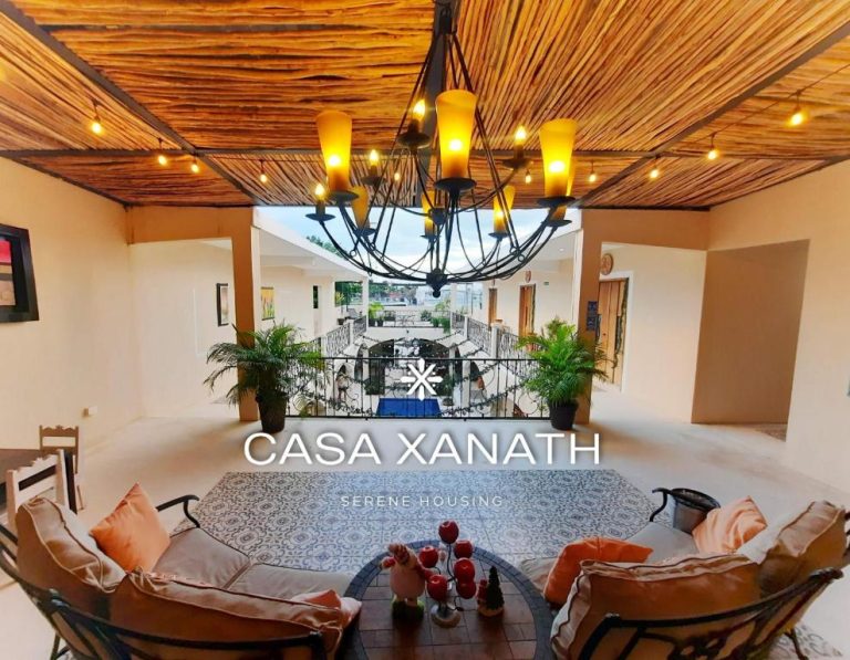 Salón principal con lámpara de forja y techo de madera en Casa Xanath Serene Housing