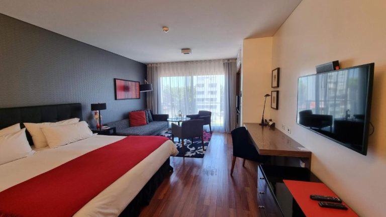 Habitación superior con cama king y zona de estar del Fierro Hotel Buenos Aires