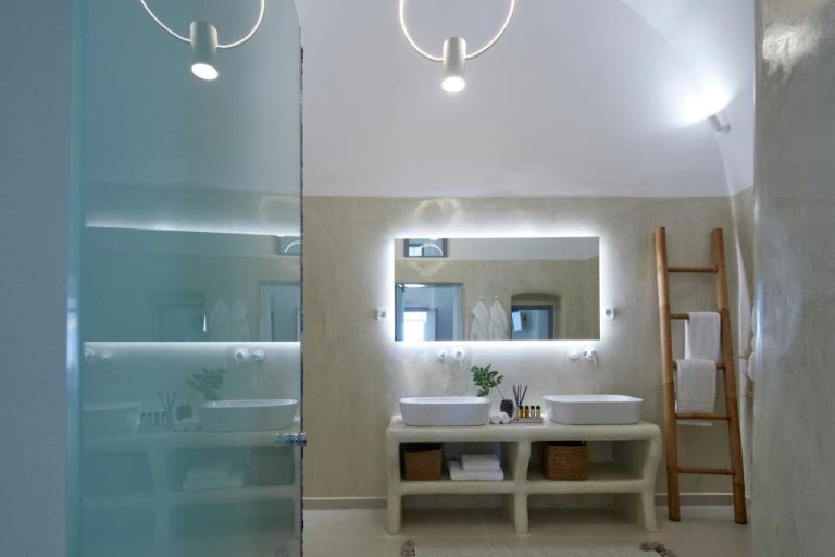 Baño de lujo con doble lavabo y espejo retroiluminado en U & Me Suites, decoración mediterránea