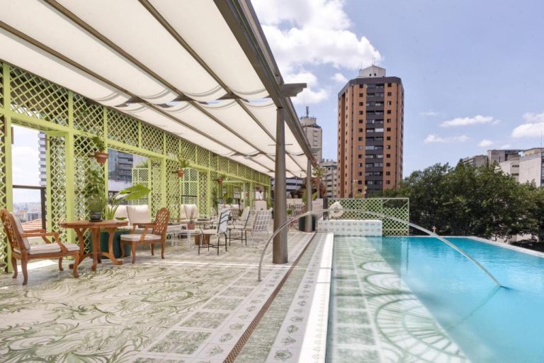 Piscina exterior en terraza rooftop del Rosewood São Paulo con zona lounge y vistas a la ciudad