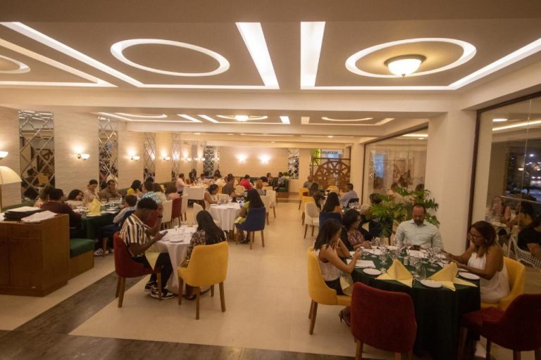 Elegante restaurante interior del Hacienda Samaná Bay Hotel con mesas decoradas y ambiente iluminado