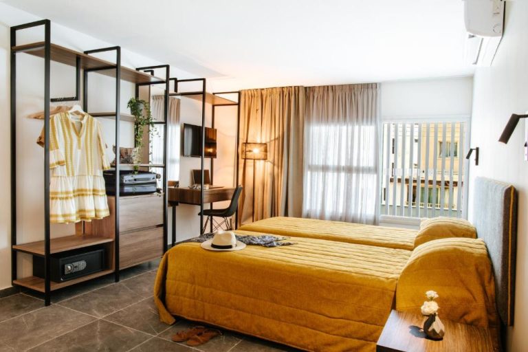 Habitación doble con camas amarillas y vestidor abierto en Cosmo Napa Boutique Hotel