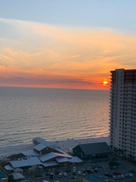 Impresionante atardecer sobre el Golfo de México visto desde Laketown Wharf con playa y edificio
